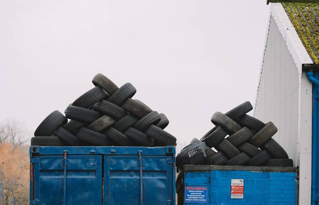 Bennes à pneus dans une déchèteroie